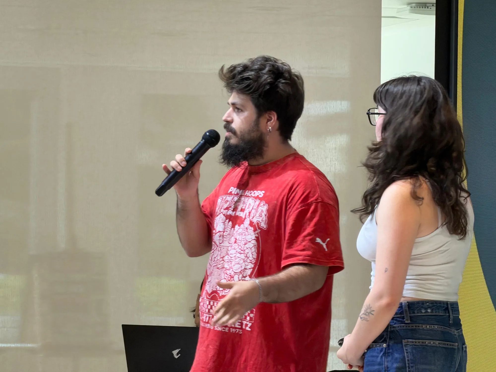 Ponente hablando en la Universidad Europea